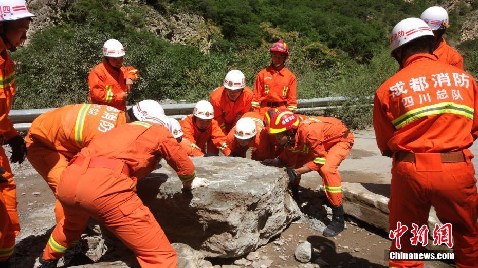 九寨溝地震救援人員劈石開路 打通生命通道