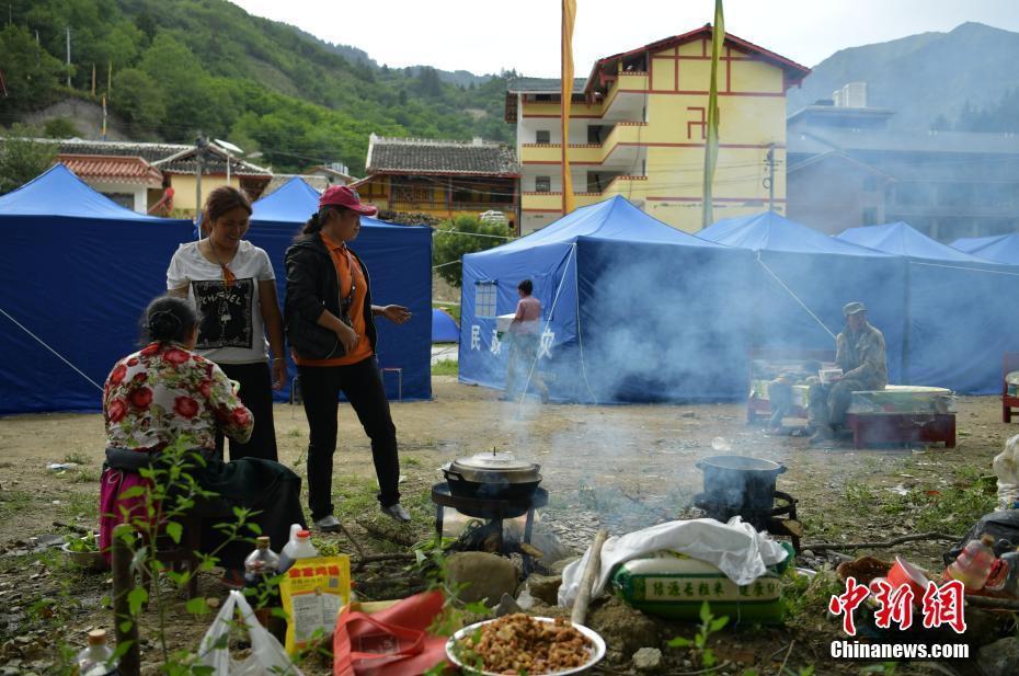 四川九寨溝地震 大批救災物資運抵震區(qū)安置點