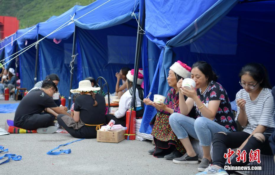 四川九寨溝地震 大批救災物資運抵震區(qū)安置點