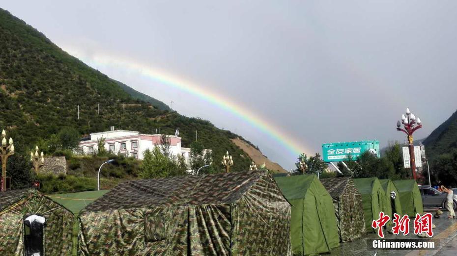 九寨溝震區(qū)雨后現(xiàn)雙彩虹