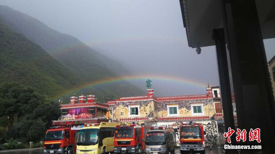 九寨溝震區(qū)雨后現(xiàn)雙彩虹