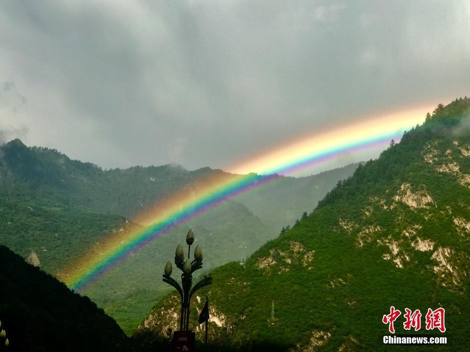 九寨溝震區(qū)雨后現(xiàn)雙彩虹