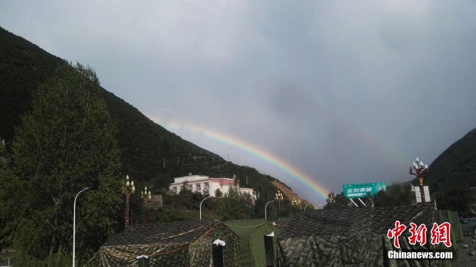 九寨溝震區(qū)雨后現(xiàn)雙彩虹