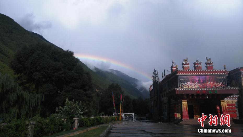 九寨溝震區(qū)雨后現(xiàn)雙彩虹