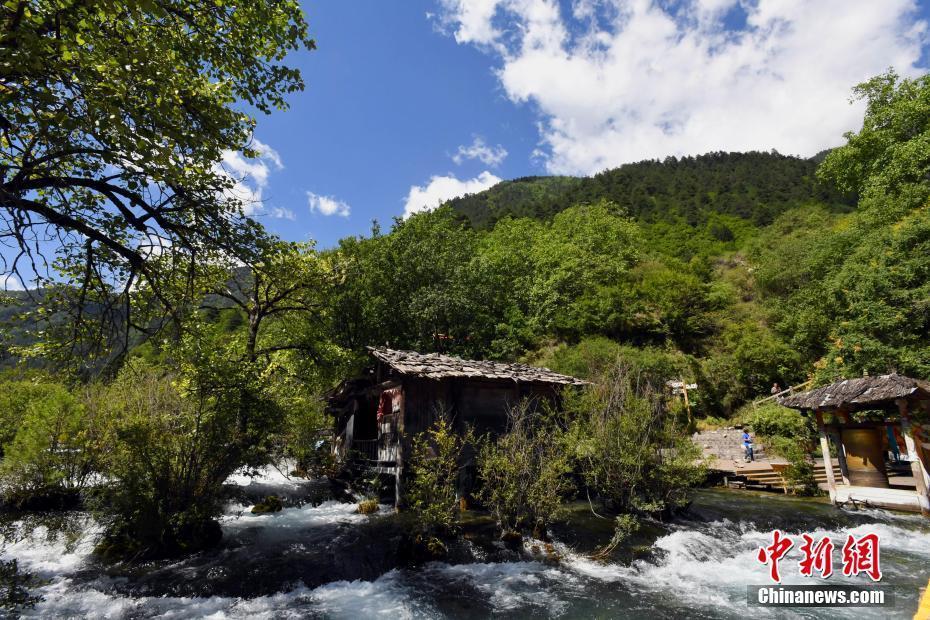 地震后的九寨溝樹(shù)正群海依然美麗