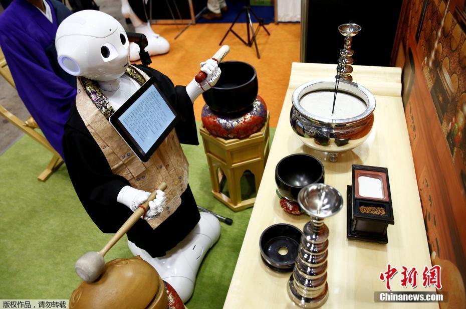 東京國際殯葬展會舉行 機器人主持葬禮引圍觀