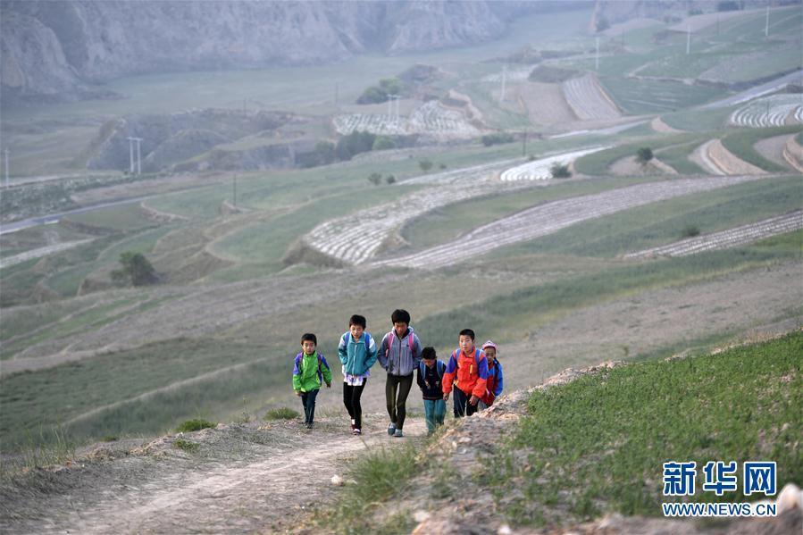 洋记者在基层和山里的孩子走路上学
