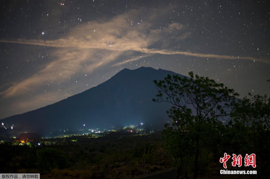 夜空下的印尼巴厘島阿貢火山