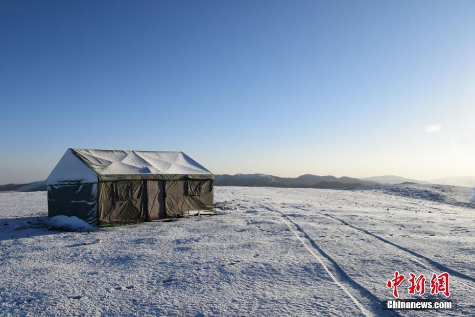 甘肅肅南草原秋日落雪銀裝素裹