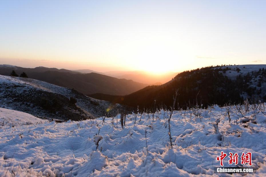 甘肅肅南草原秋日落雪銀裝素裹