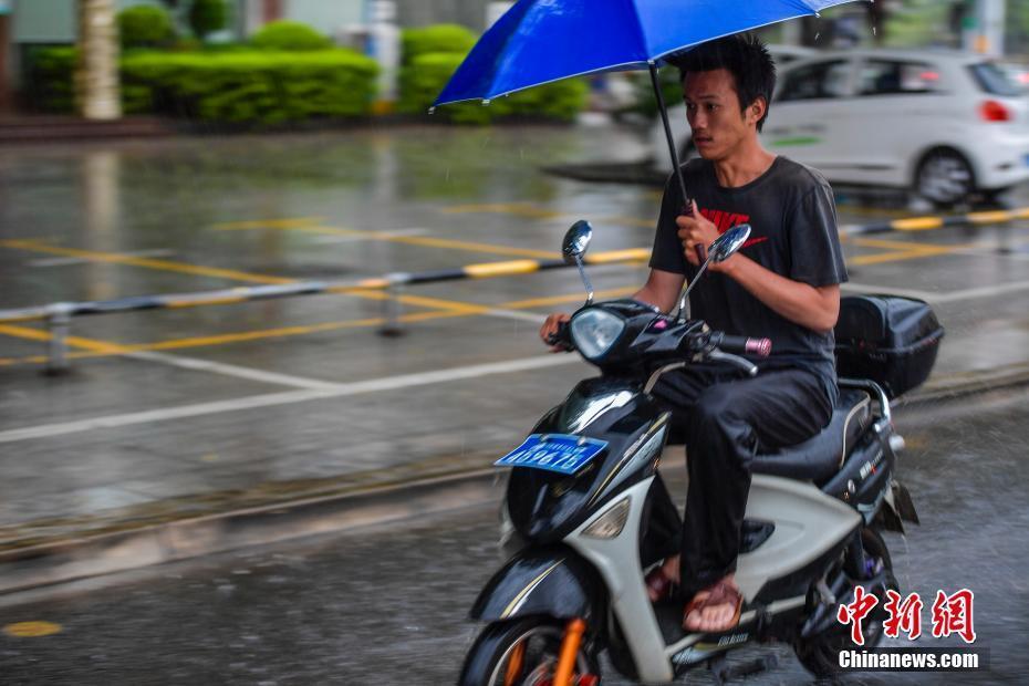 臺(tái)風(fēng)“卡努”攜強(qiáng)降水襲擾海南