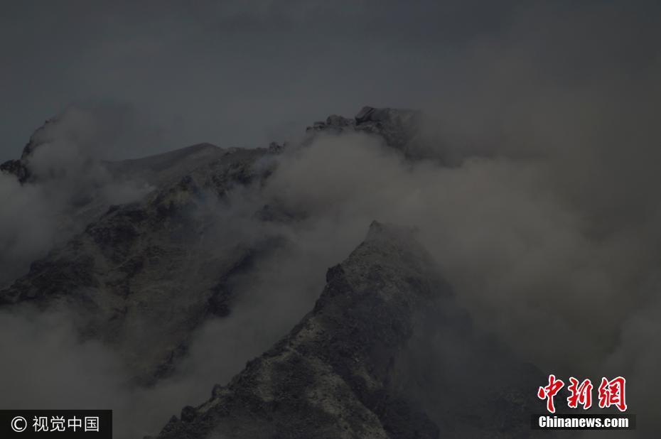 印尼錫納朋火山持續(xù)爆發(fā) 上空電閃雷鳴