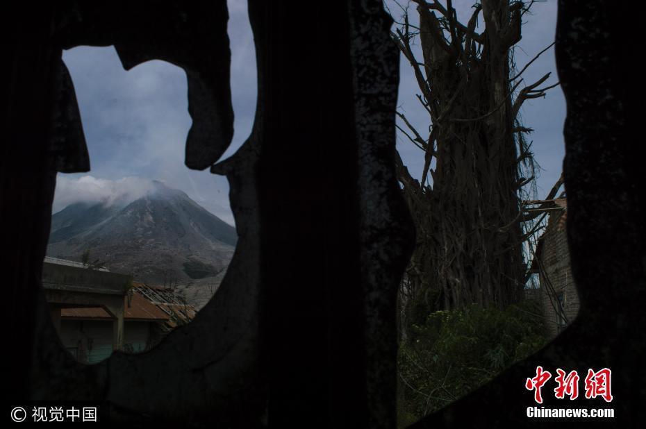 印尼錫納朋火山持續(xù)爆發(fā) 上空電閃雷鳴