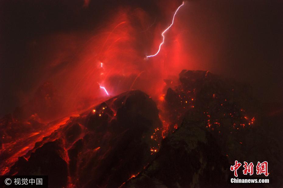 印尼錫納朋火山持續(xù)爆發(fā) 上空電閃雷鳴