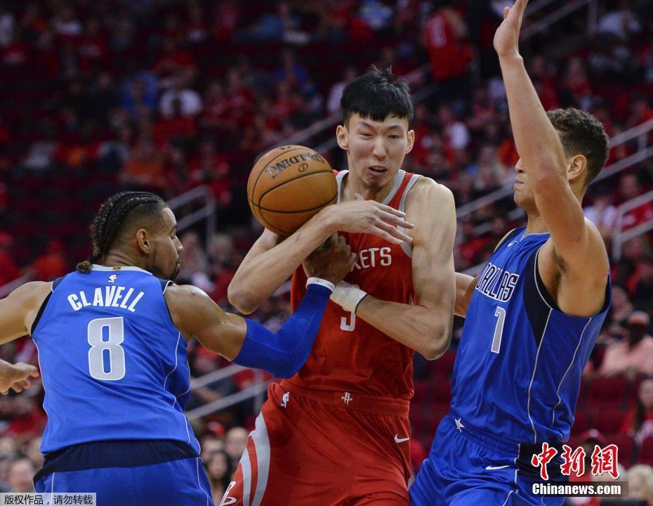 休斯頓火箭迎來NBA常規(guī)賽首個主場 周琦完成首秀