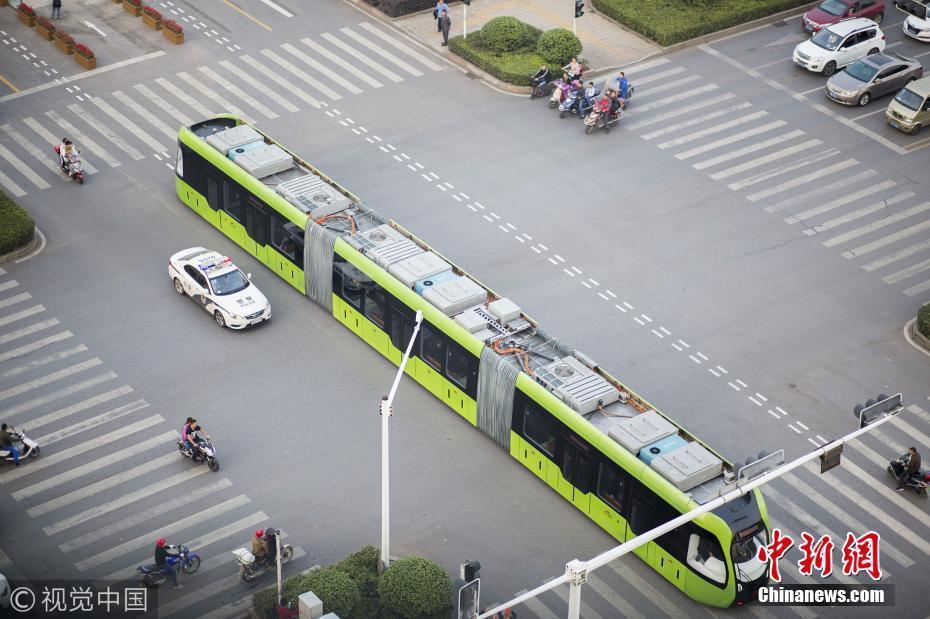 全球首列智軌列車正式上路運行