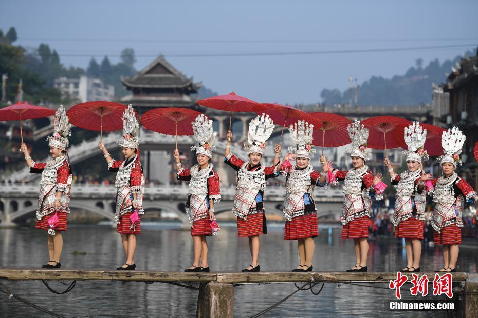 五省區(qū)苗族人云集鳳凰古城 比拼服飾之美