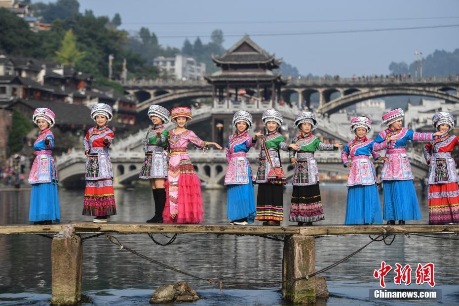 五省區(qū)苗族人云集鳳凰古城 比拼服飾之美