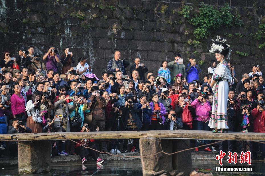 五省區(qū)苗族人云集鳳凰古城 比拼服飾之美