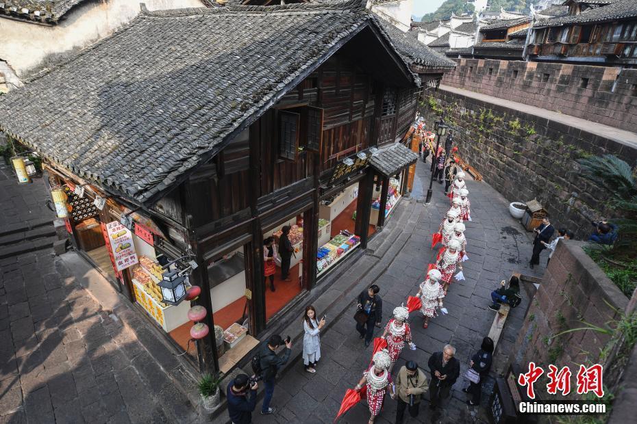 五省區(qū)苗族人云集鳳凰古城 比拼服飾之美