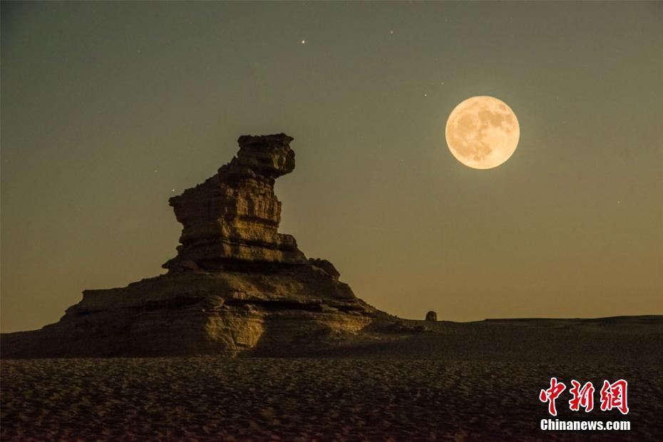 甘肅敦煌大漠晝夜交替勾勒絲路古道美景