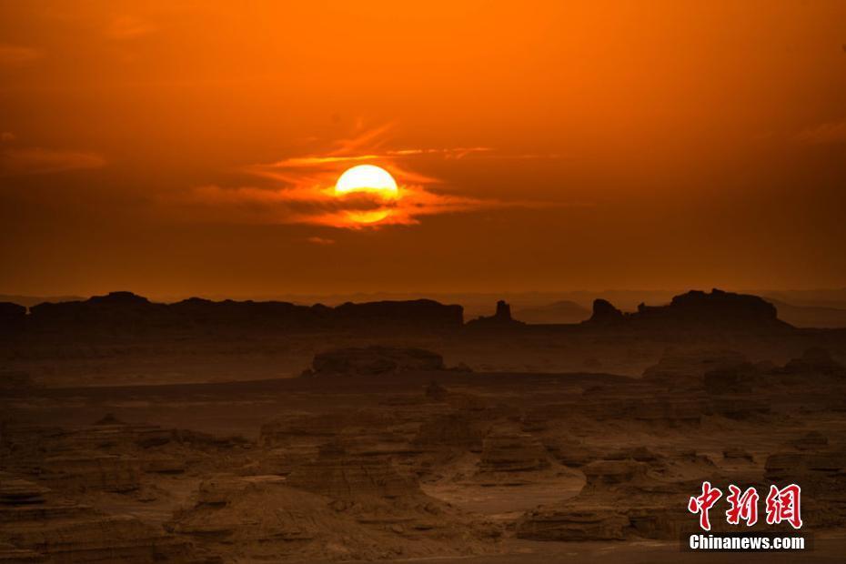 甘肅敦煌大漠晝夜交替勾勒絲路古道美景