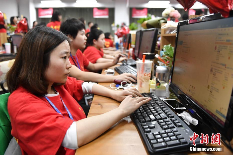 中国电商企业迎“双十一狂欢节”