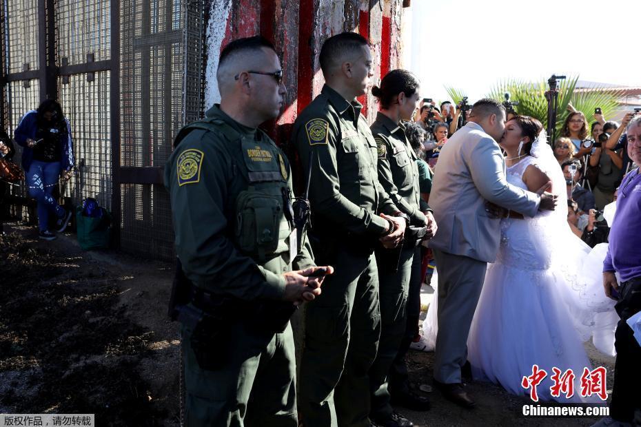 美墨邊境大門(mén)打開(kāi) 兩地新人舉行結(jié)婚儀式