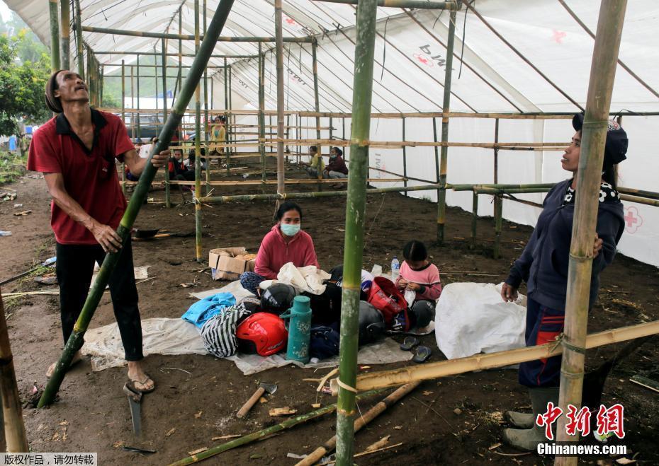 巴厘島阿貢火山噴發(fā)10萬人撤離 熔巖流到山腳