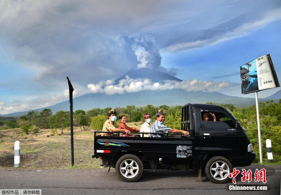 巴厘島阿貢火山噴發(fā)10萬人撤離 熔巖流到山腳