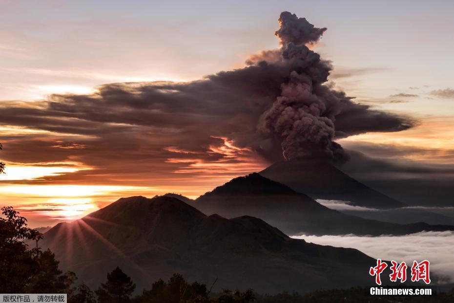 印尼阿貢火山警戒級(jí)別調(diào)至最高 兩萬(wàn)余人撤離