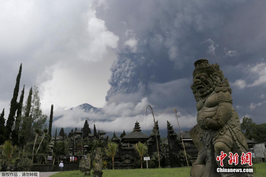 印尼阿贡火山警戒级别调至最高 两万余人撤离