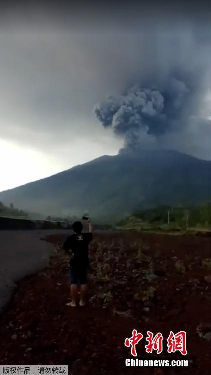 巴厘島阿貢火山噴發(fā)10萬(wàn)人撤離 熔巖流到山腳