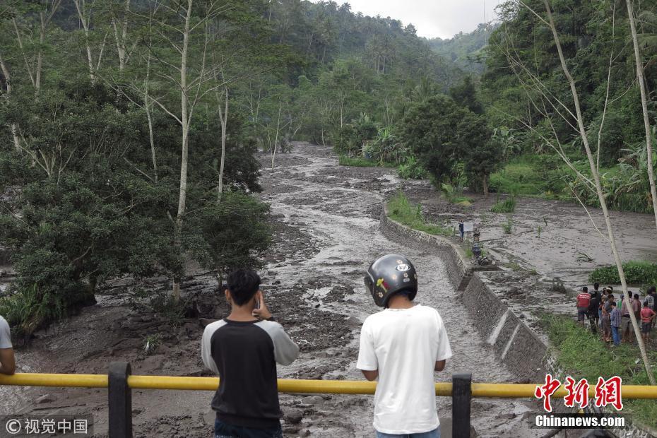 印尼阿貢火山持續(xù)噴發(fā) 周邊河流變泥漿