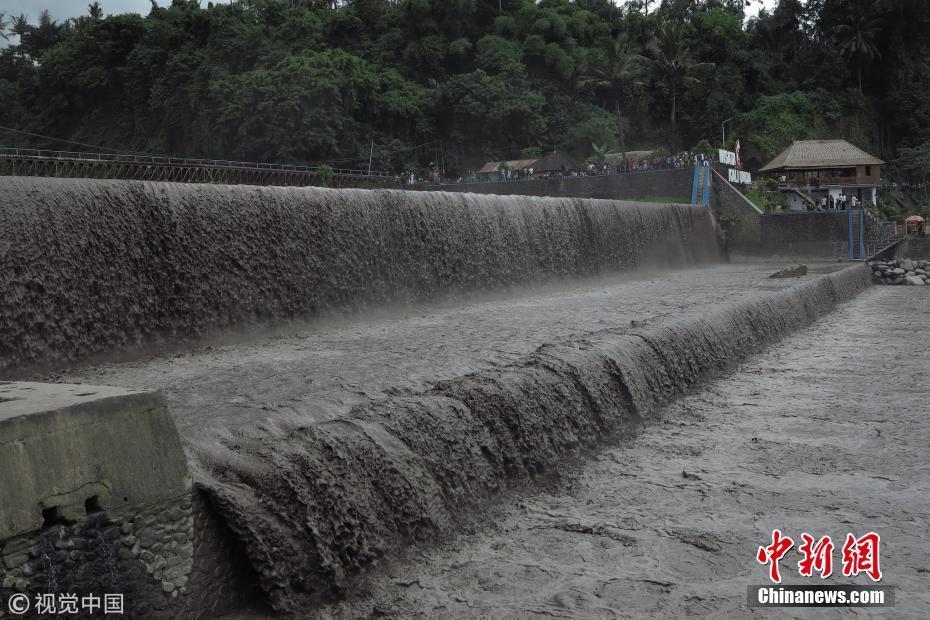 印尼阿貢火山持續(xù)噴發(fā) 周邊河流變泥漿