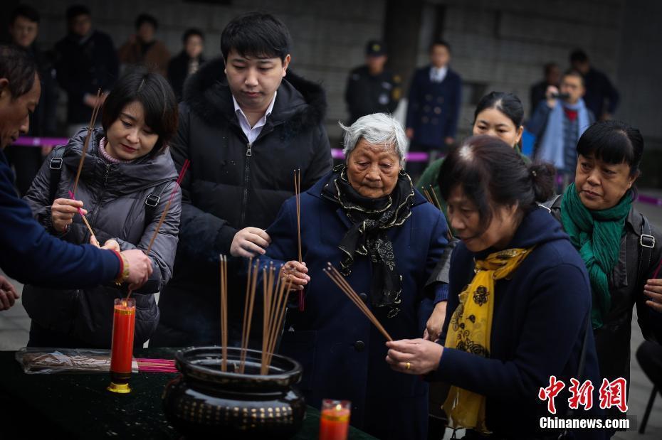 南京大屠殺死難者家庭祭告 緬懷先人祭奠亡靈