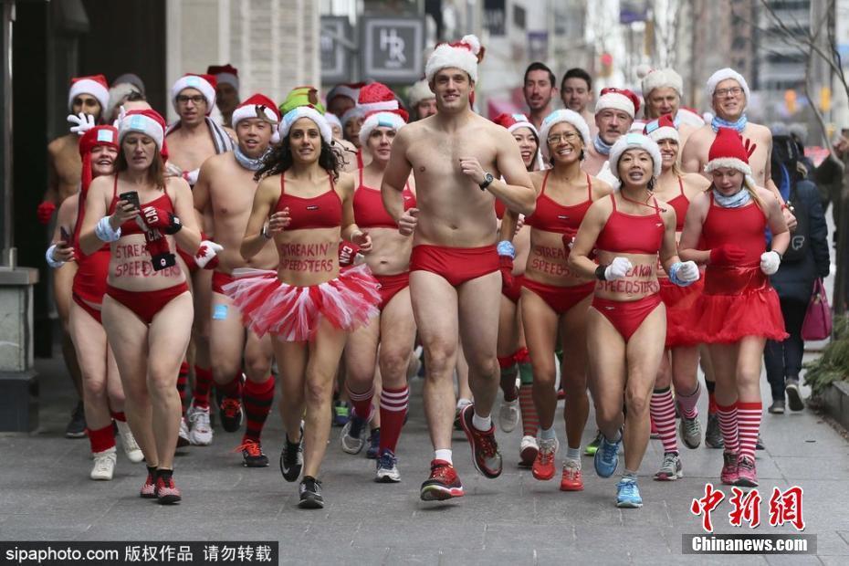 不懼嚴寒 加拿大民眾穿內(nèi)衣參加圣誕慈善跑