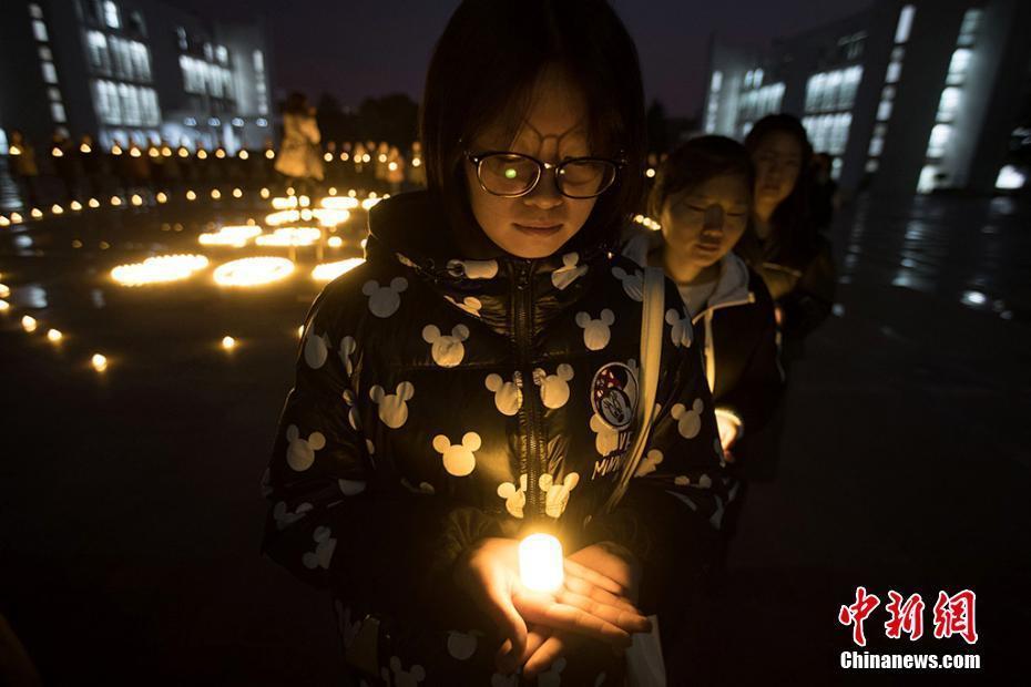 南京大学生烛光祭奠30万遇难同胞