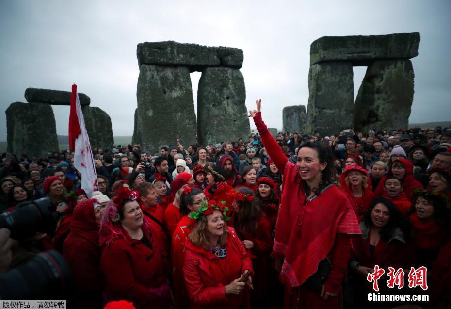 千余英國民眾齊聚巨石陣 慶祝冬至日到來