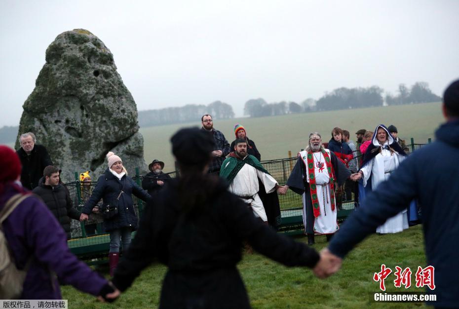 千余英國(guó)民眾齊聚巨石陣 慶祝冬至日到來(lái)