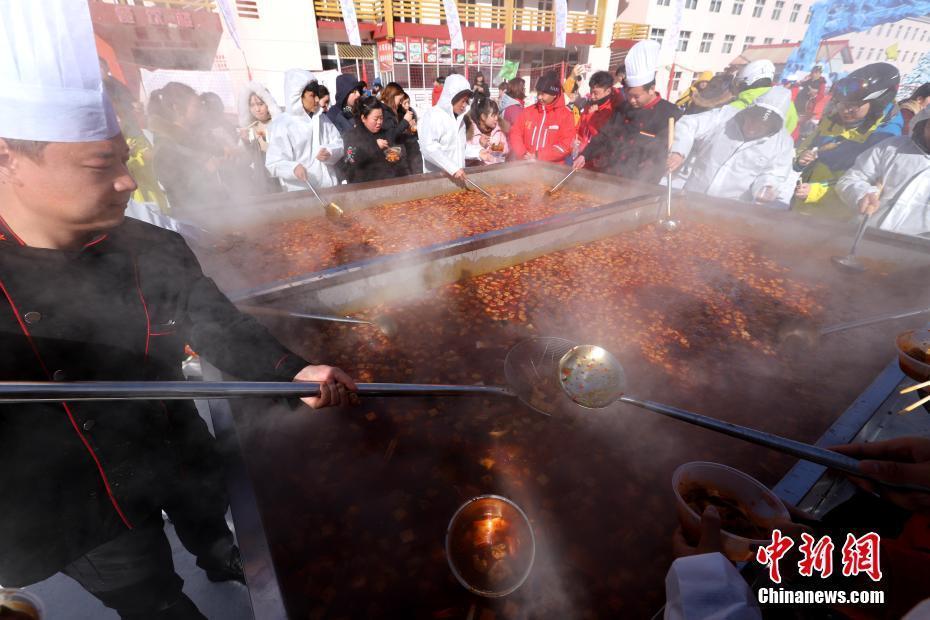 河南民眾雪地享用超級“土火鍋” 食材達(dá)上百種