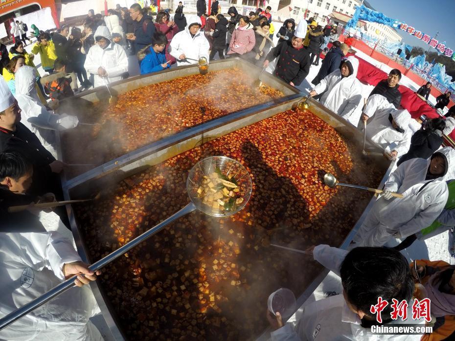 河南民眾雪地享用超級(jí)“土火鍋” 食材達(dá)上百種