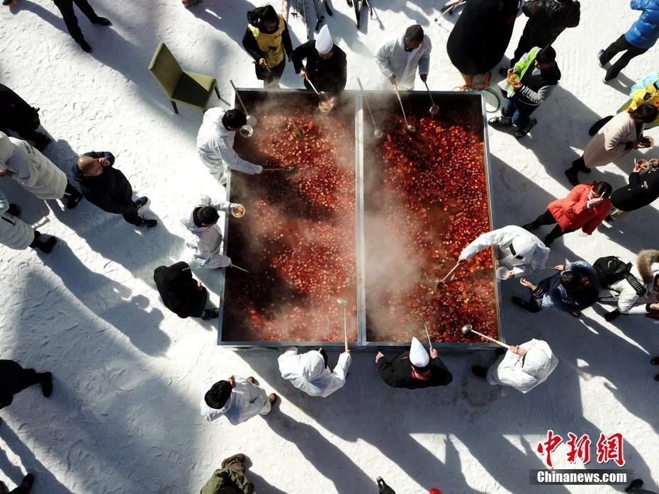 河南民眾雪地享用超級“土火鍋” 食材達(dá)上百種