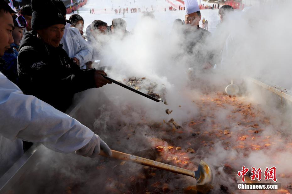 河南民眾雪地享用超級“土火鍋” 食材達(dá)上百種