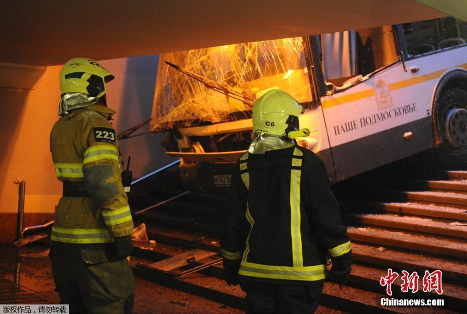 莫斯科一輛公交車開進地下通道 司機稱剎車失靈