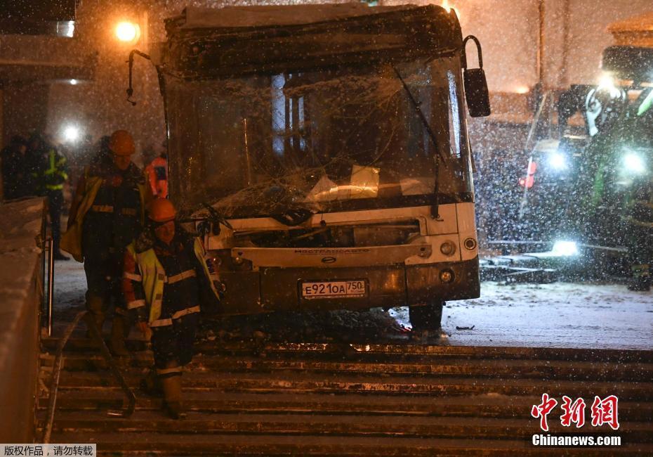 莫斯科一輛公交車開進(jìn)地下通道 司機(jī)稱剎車失靈