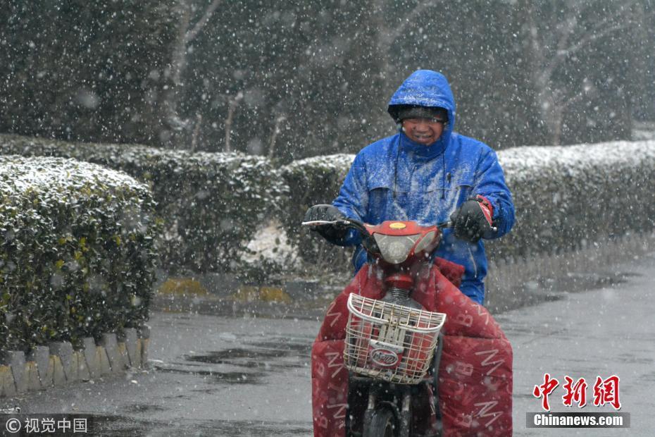 多地迎來大范圍降雪天氣 四處銀裝素裹