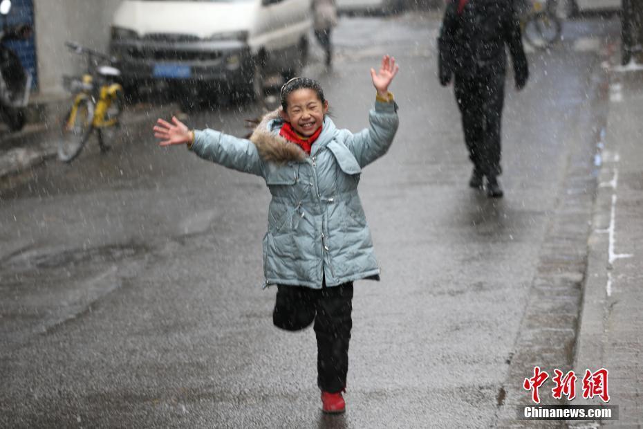 多地迎來大范圍降雪天氣 四處銀裝素裹