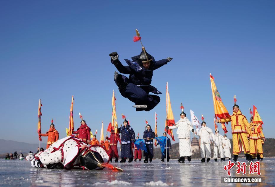 北京頤和園昆明湖冰場上演清代皇家冰嬉