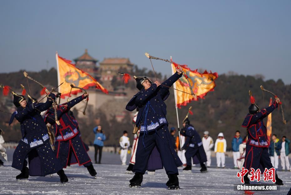 北京頤和園昆明湖冰場上演清代皇家冰嬉